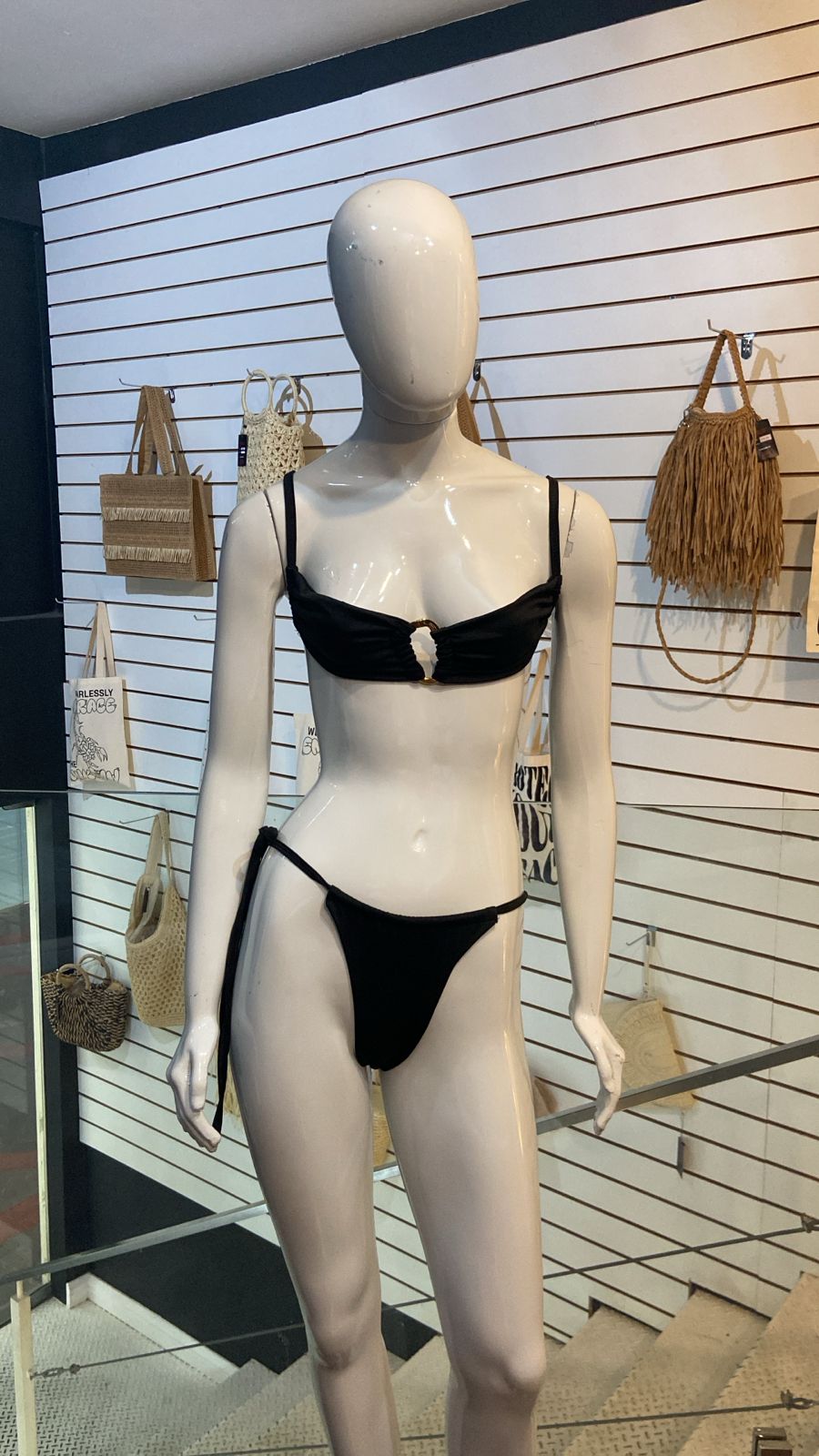 Biquíni Preto com Detalhe Dourado