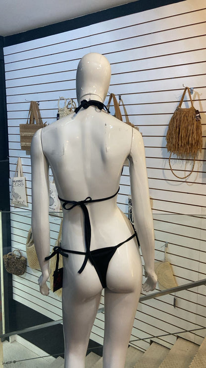 Biquíni Preto Canelado com Detalhes Dourados