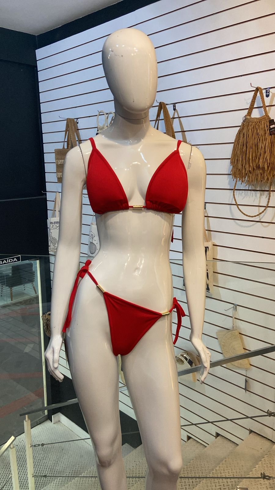 Biquíni Vermelho Canelado com Detalhes Dourados