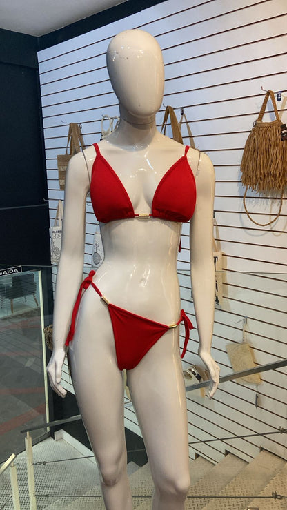 Biquíni Vermelho Canelado com Detalhes Dourados