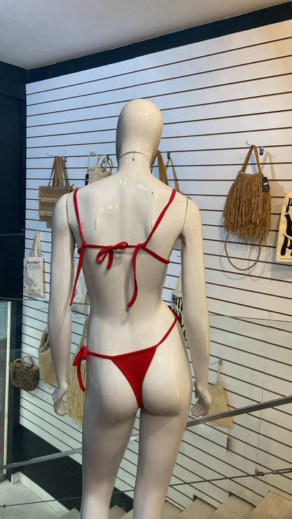Biquíni Vermelho Canelado com Detalhes Dourados