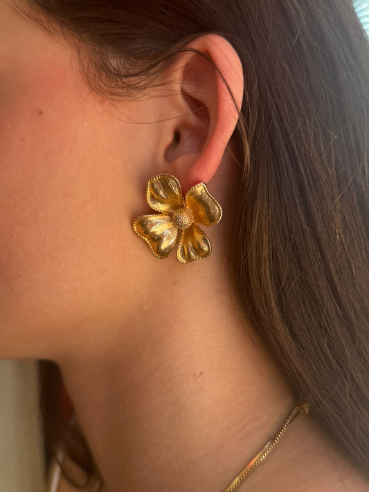 Brinco Flor Dourada Clássica
