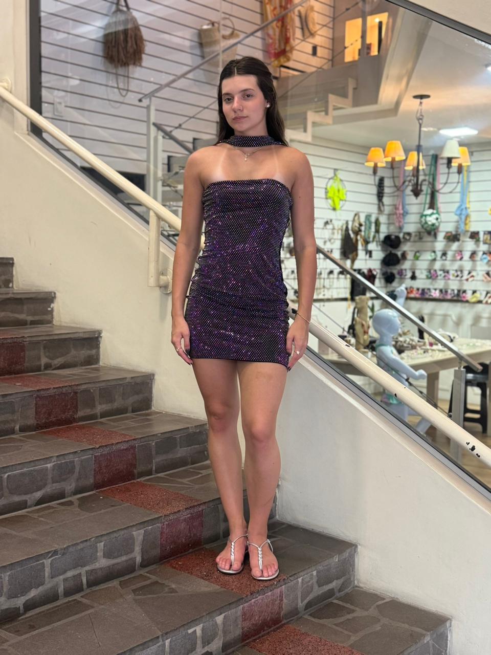 Vestido Tomara que Caia com Pedrarias e Detalhe no Pescoço