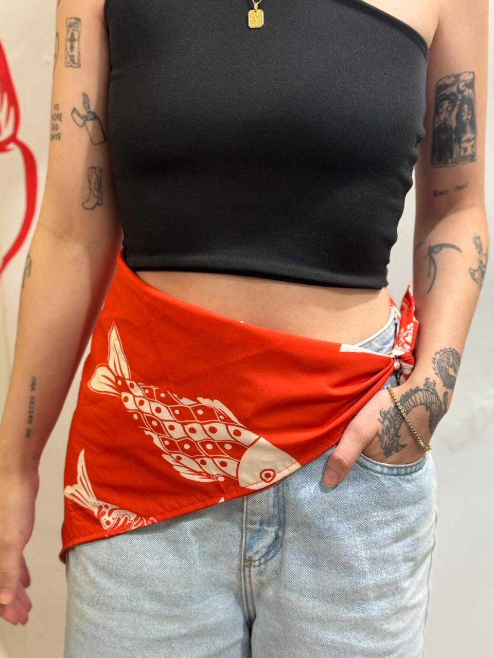 Lenço Vermelho com Desenhos de Peixe