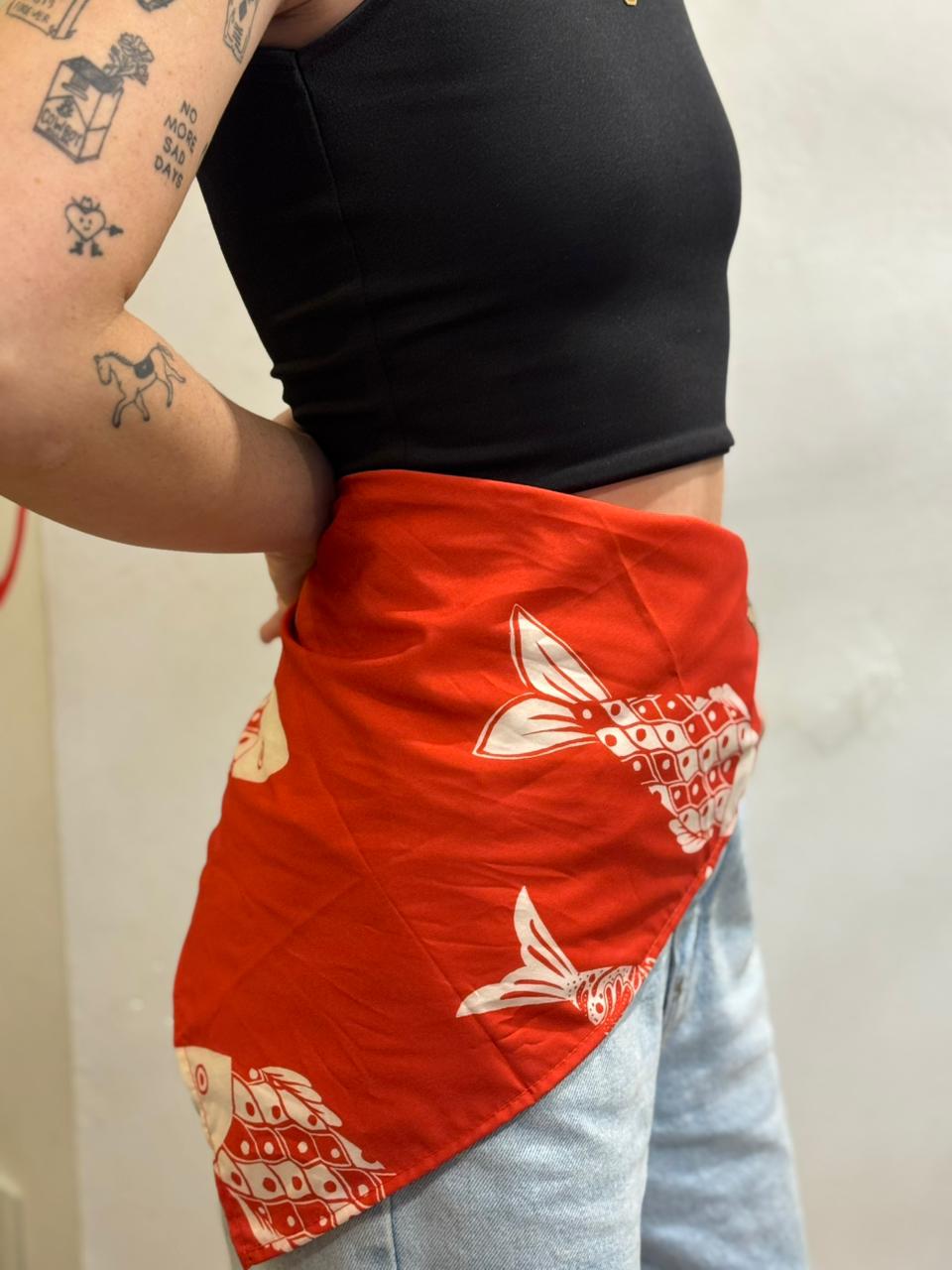 Lenço Vermelho com Desenhos de Peixe