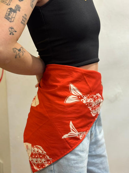 Lenço Vermelho com Desenhos de Peixe
