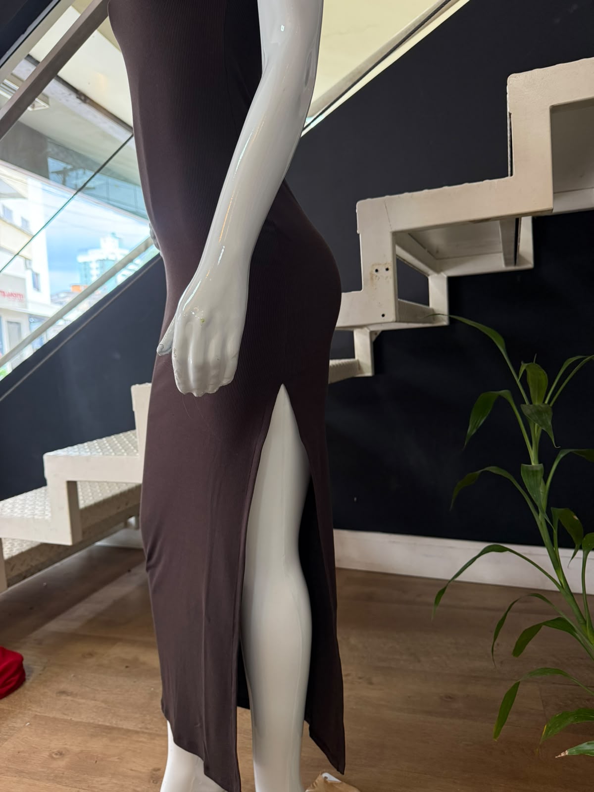 Vestido Longo Marrom Canelado com Fenda Lateral