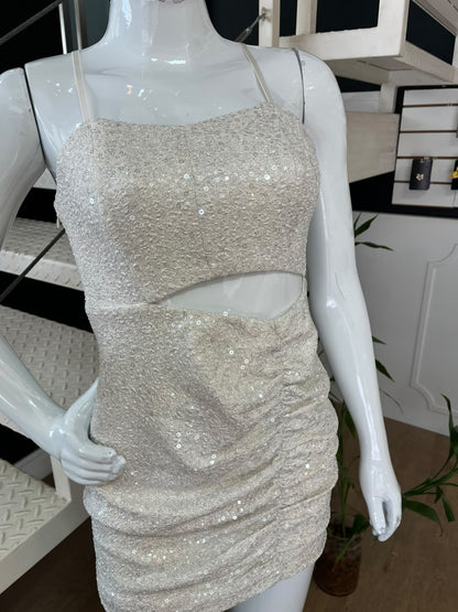 Vestido Curto Paetê com Recorte