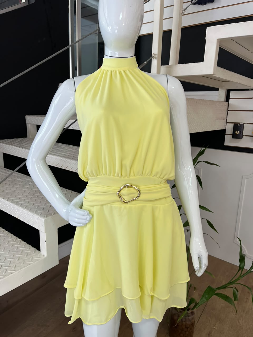Vestido Curto Frente Única com Fivela