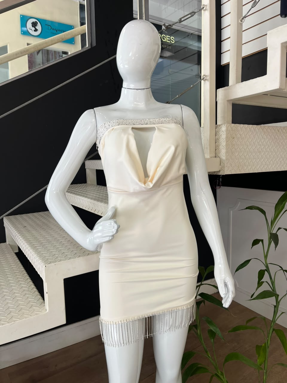 Vestido Branco com Strass e Franjas