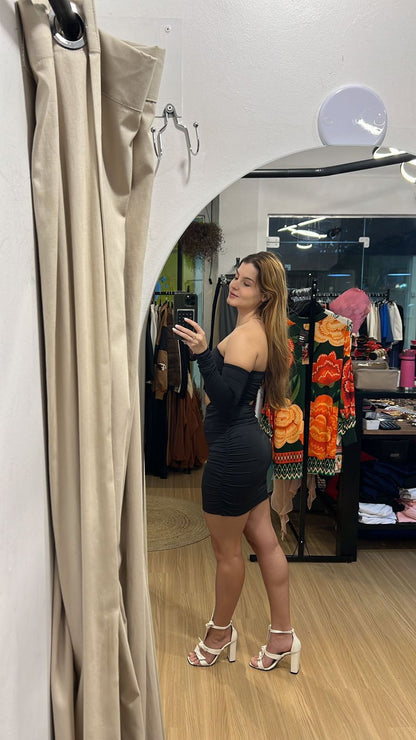 Vestido preto com mangas removíveis