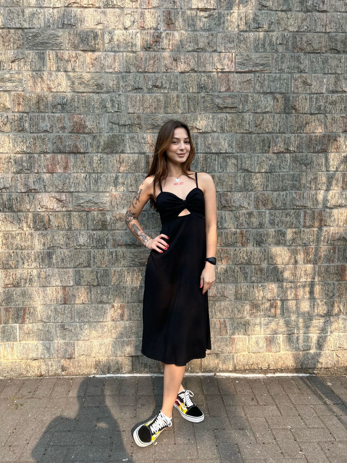 Vestido midi com recorte e detalhe no peito