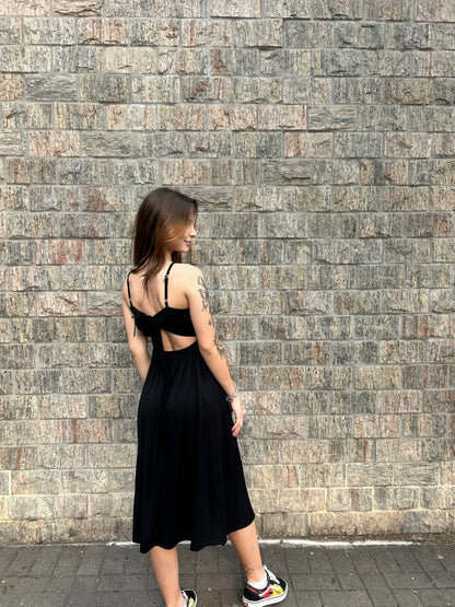 Vestido midi com recorte e detalhe no peito