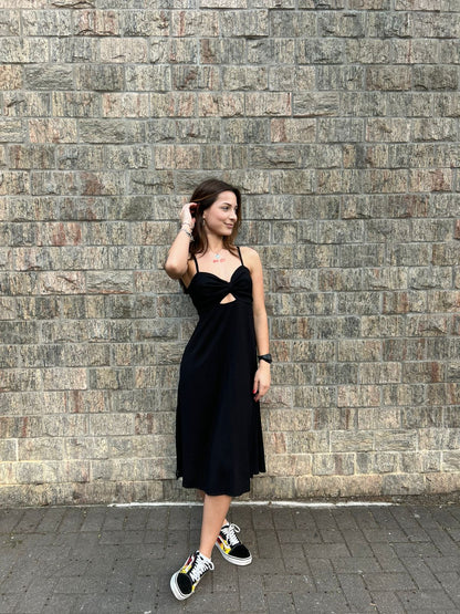 Vestido midi com recorte e detalhe no peito