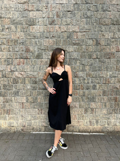 Vestido midi com recorte e detalhe no peito