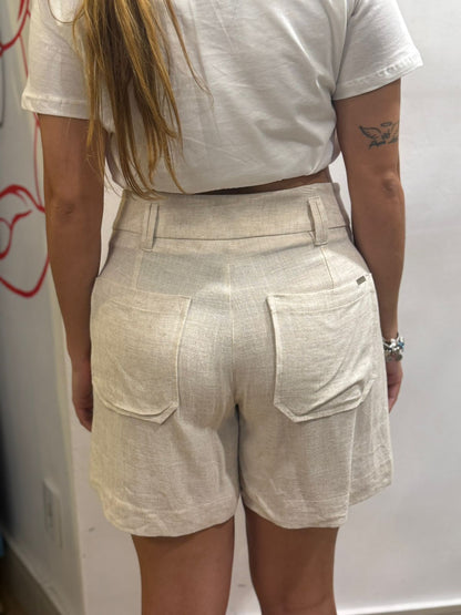 Shorts de linho com detalhe nos bolsos
