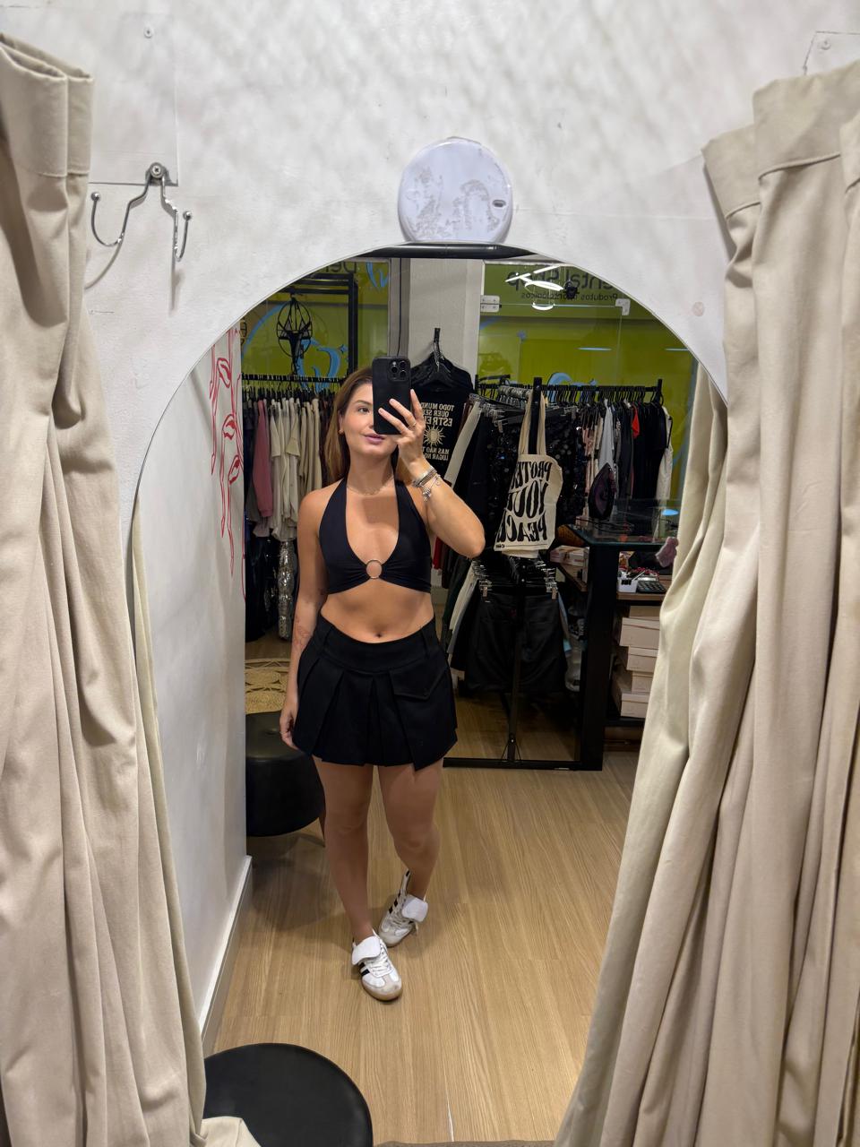 Saia Shorts Preta com Pregas e Bolso Cargo