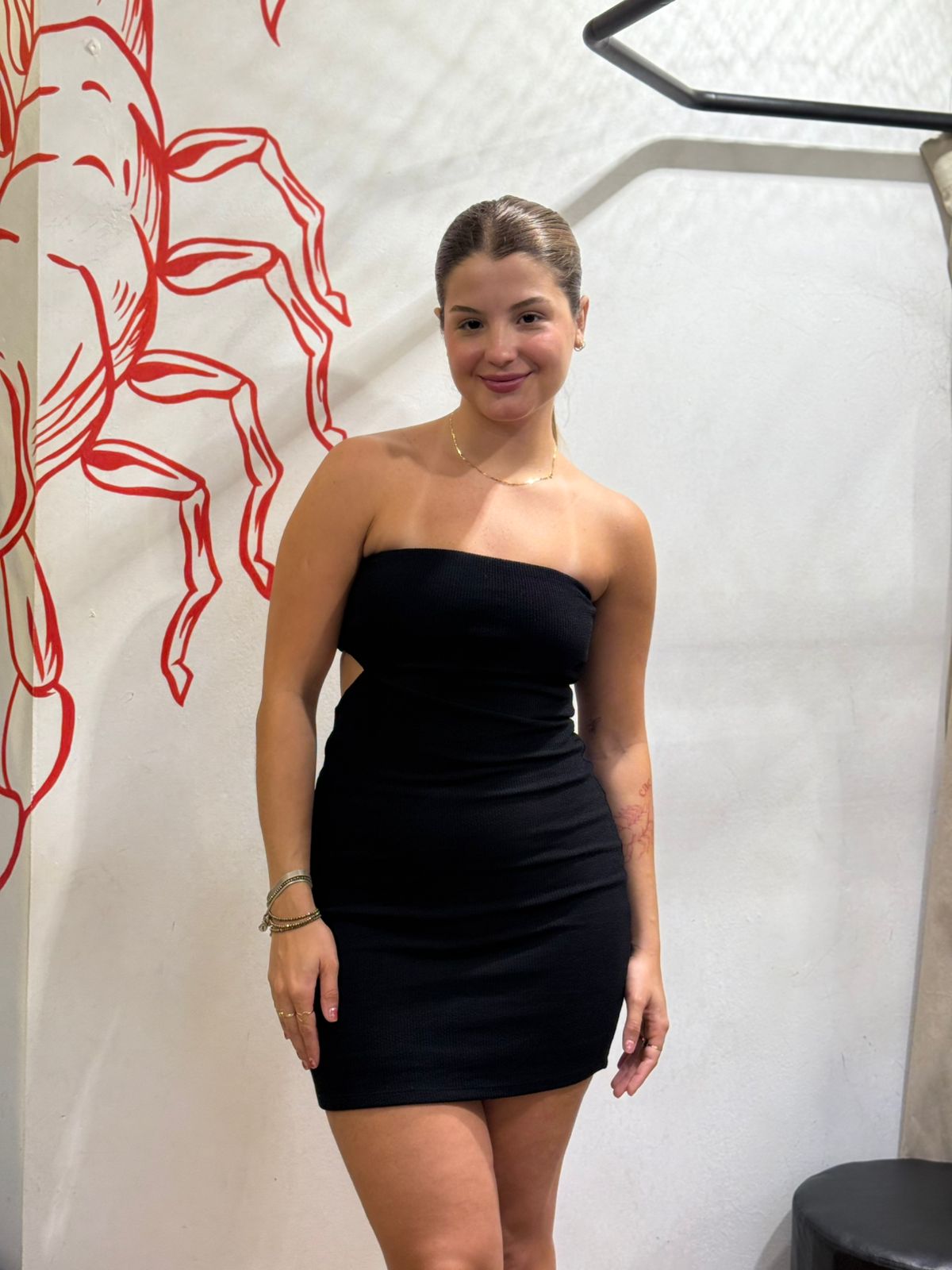 Vestido tomara que caia com abertura lateral