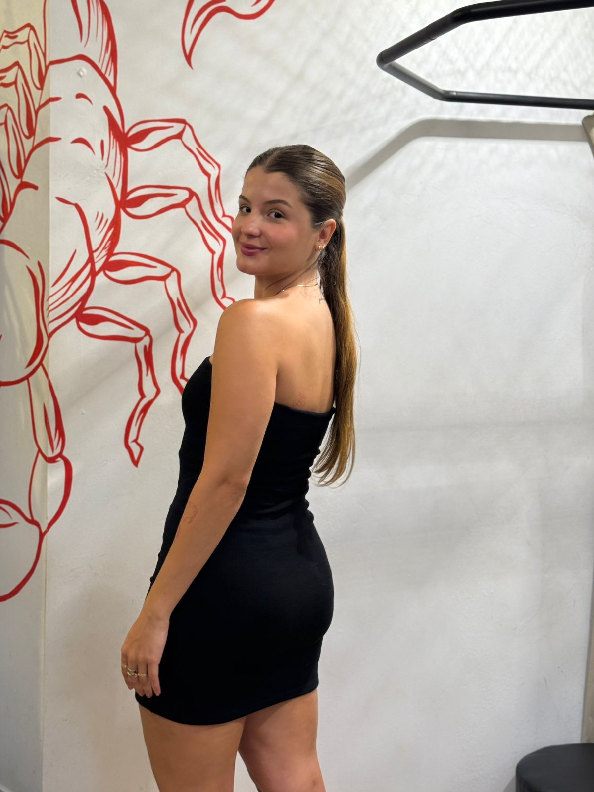 Vestido tomara que caia com abertura lateral