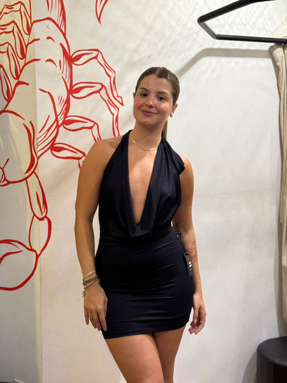 Vestido curto com decote na frente