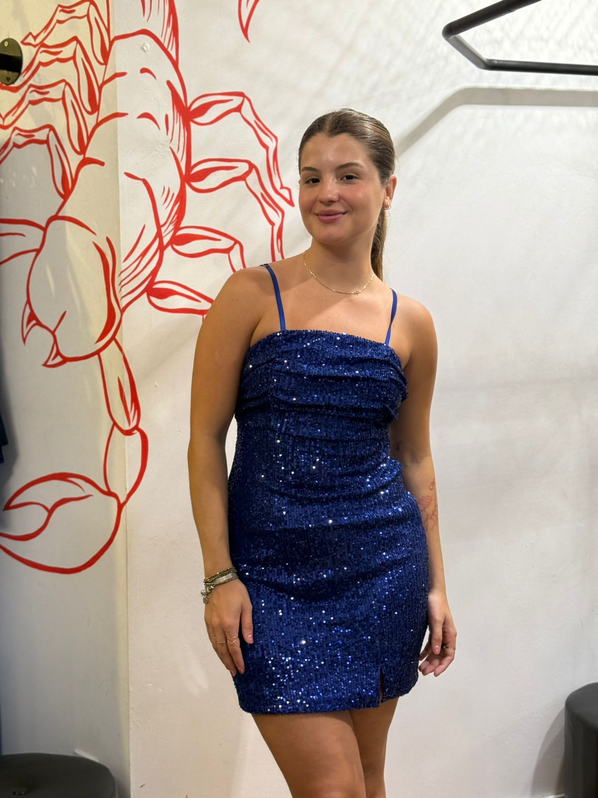 Vestido de paetê com drapeados no busto