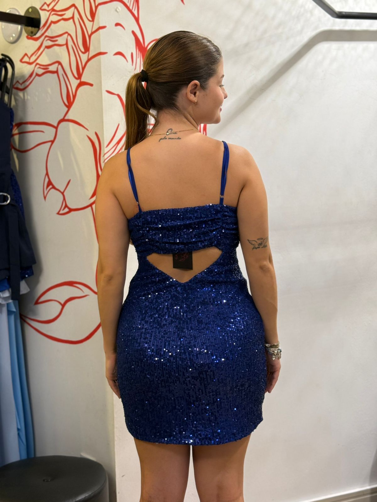 Vestido de paetê com drapeados no busto