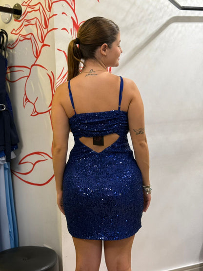 Vestido de paetê com drapeados no busto