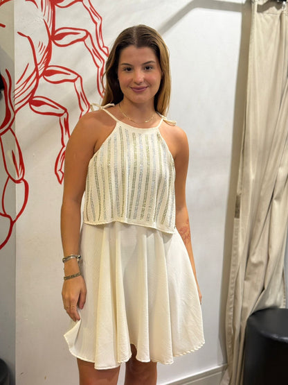 Vestido com detalhe em brilhos pratas e dourado