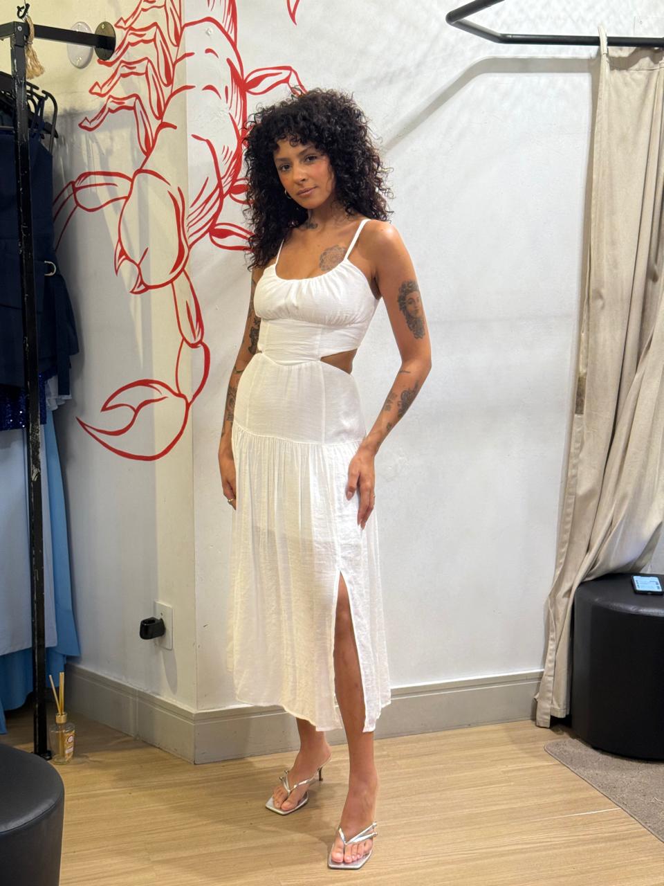 Vestido mídi com recorte na cintura e fenda frontal