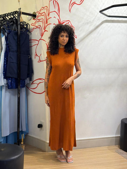 Vestido tricot com ombreiras