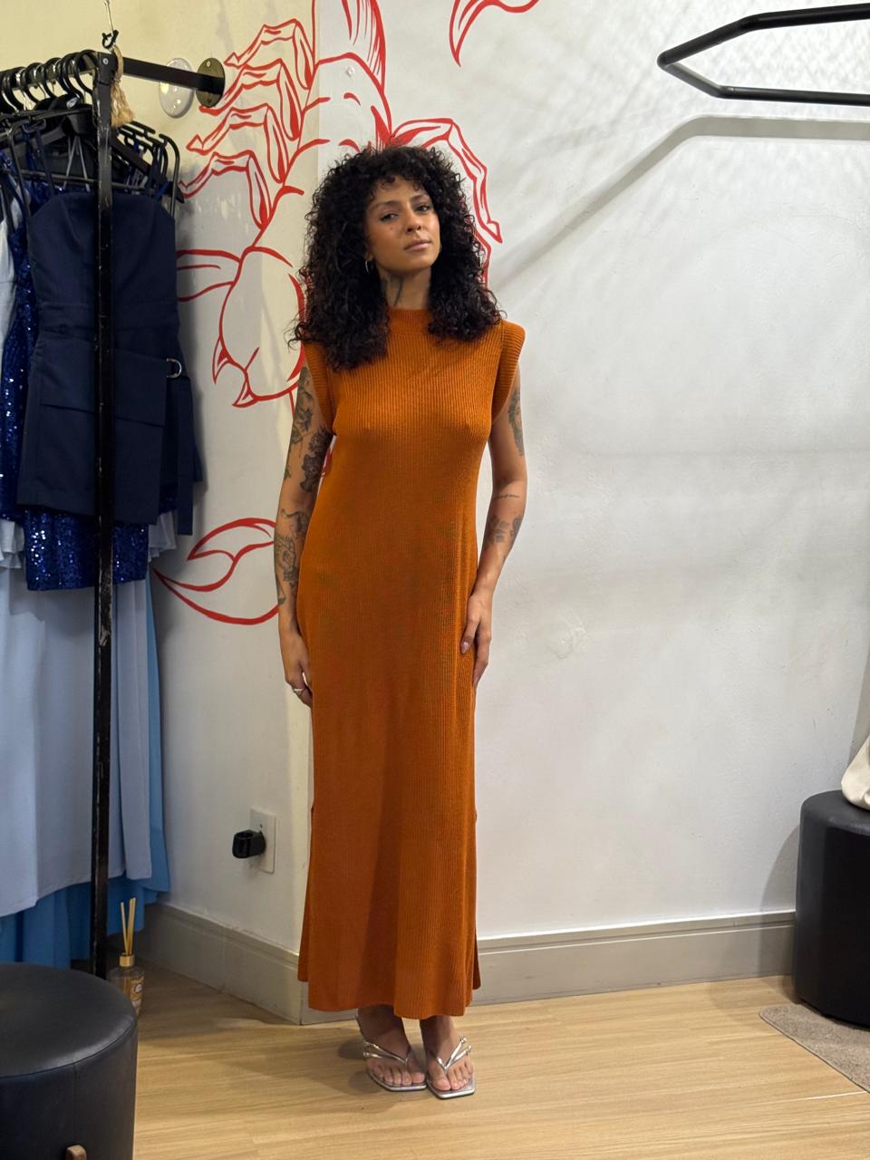 Vestido tricot com ombreiras