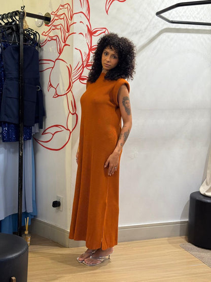 Vestido tricot com ombreiras