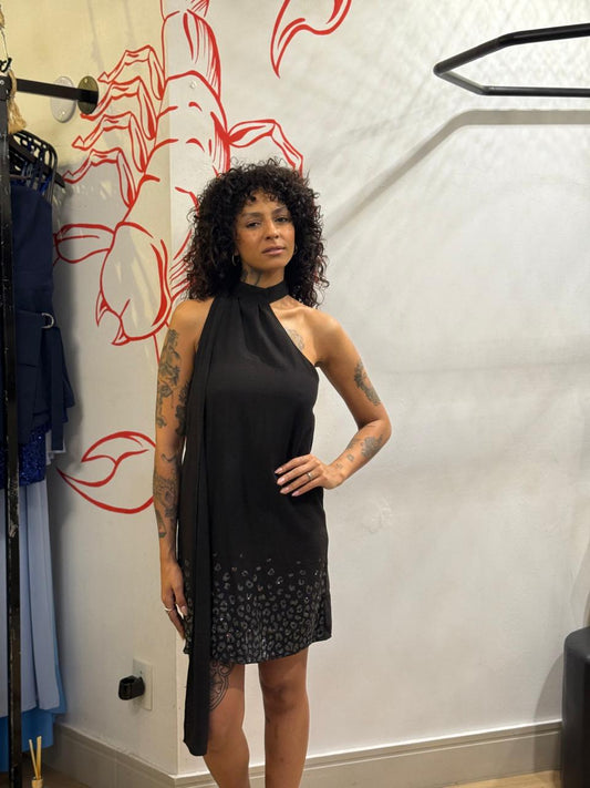 Vestido curto com faixa no pescoço