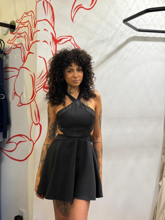 Vestido rodado com as costas abertas e detalhe de strass coloridos