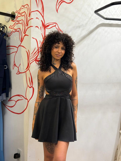 Vestido rodado com as costas abertas e detalhe de strass coloridos