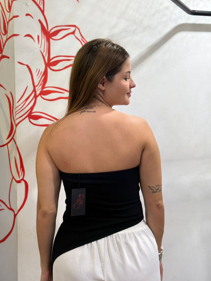 Cropped tomara que caia assimétrico