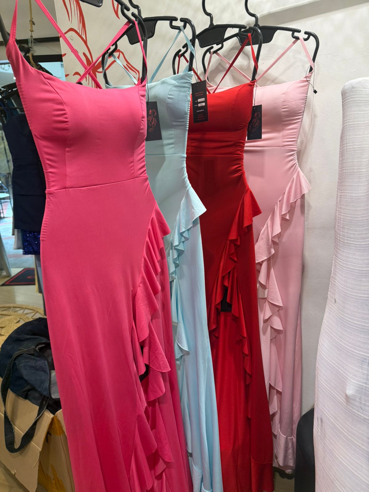 Vestido longo com fenda de babados