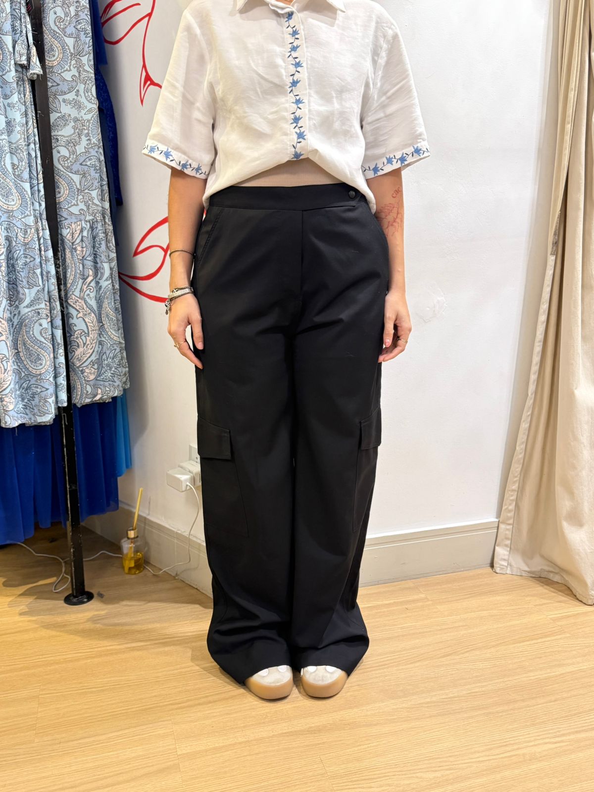 Calça wide leg cargo com detalhe de botão no cós