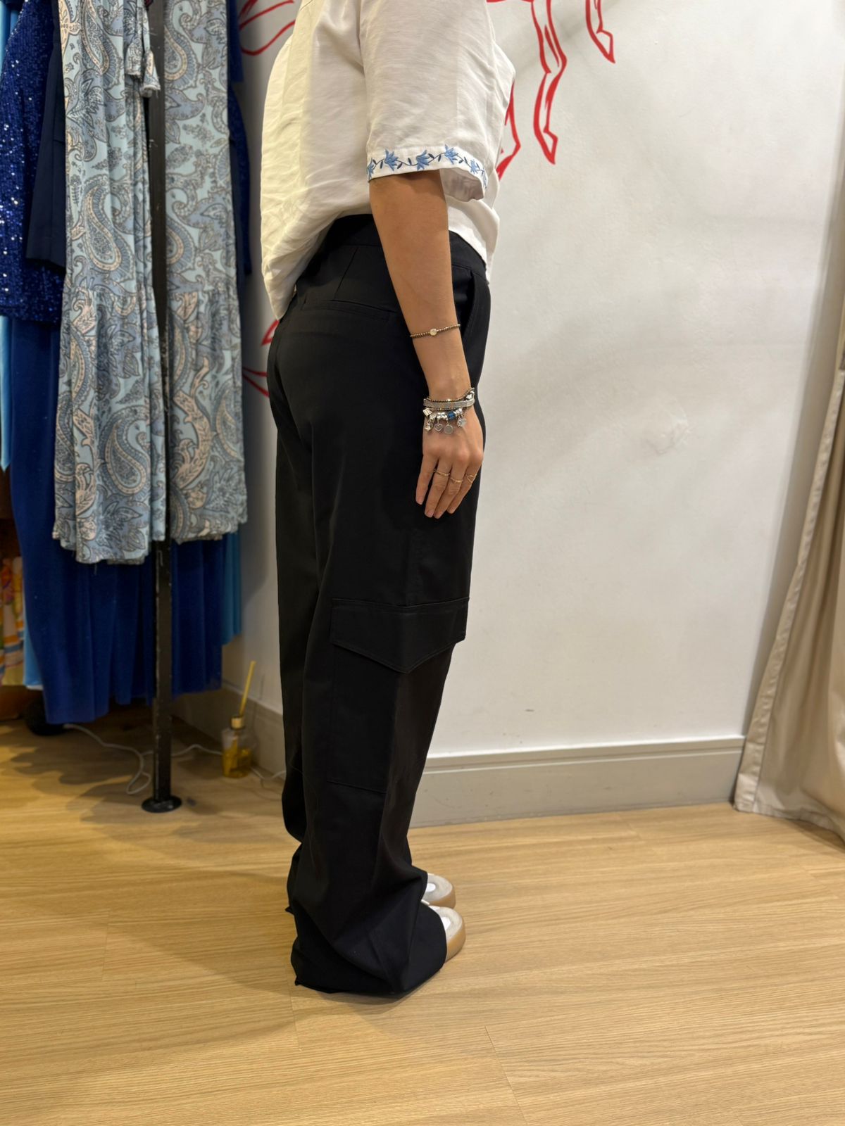 Calça wide leg cargo com detalhe de botão no cós