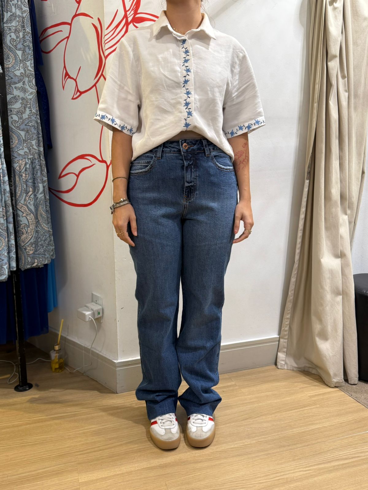 Calça jeans escuro sem barra