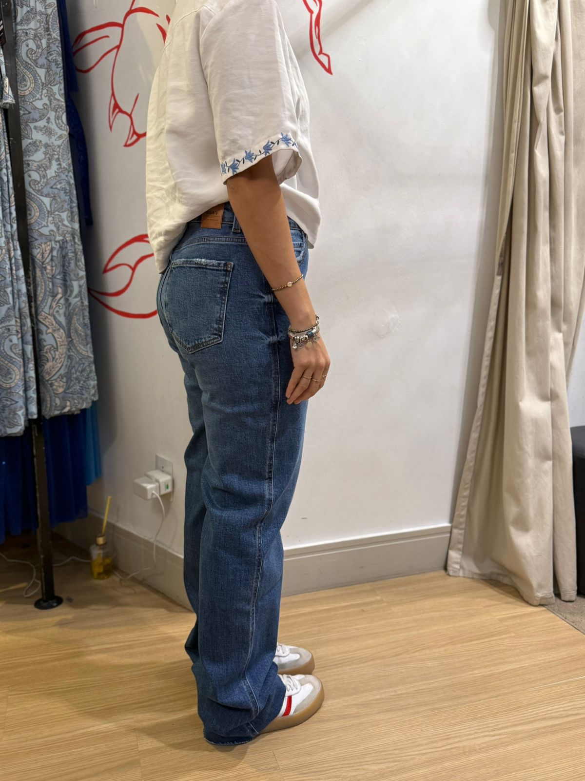 Calça jeans escuro sem barra