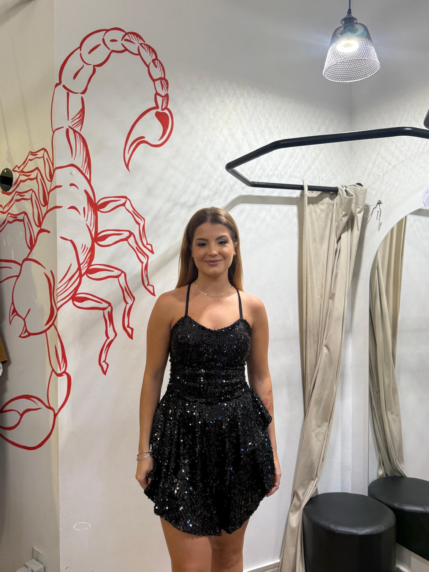 Vestido curto preto de paetês com babados