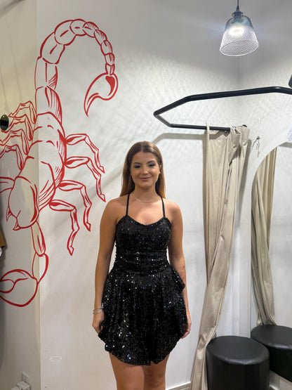 Vestido curto preto de paetês com babados