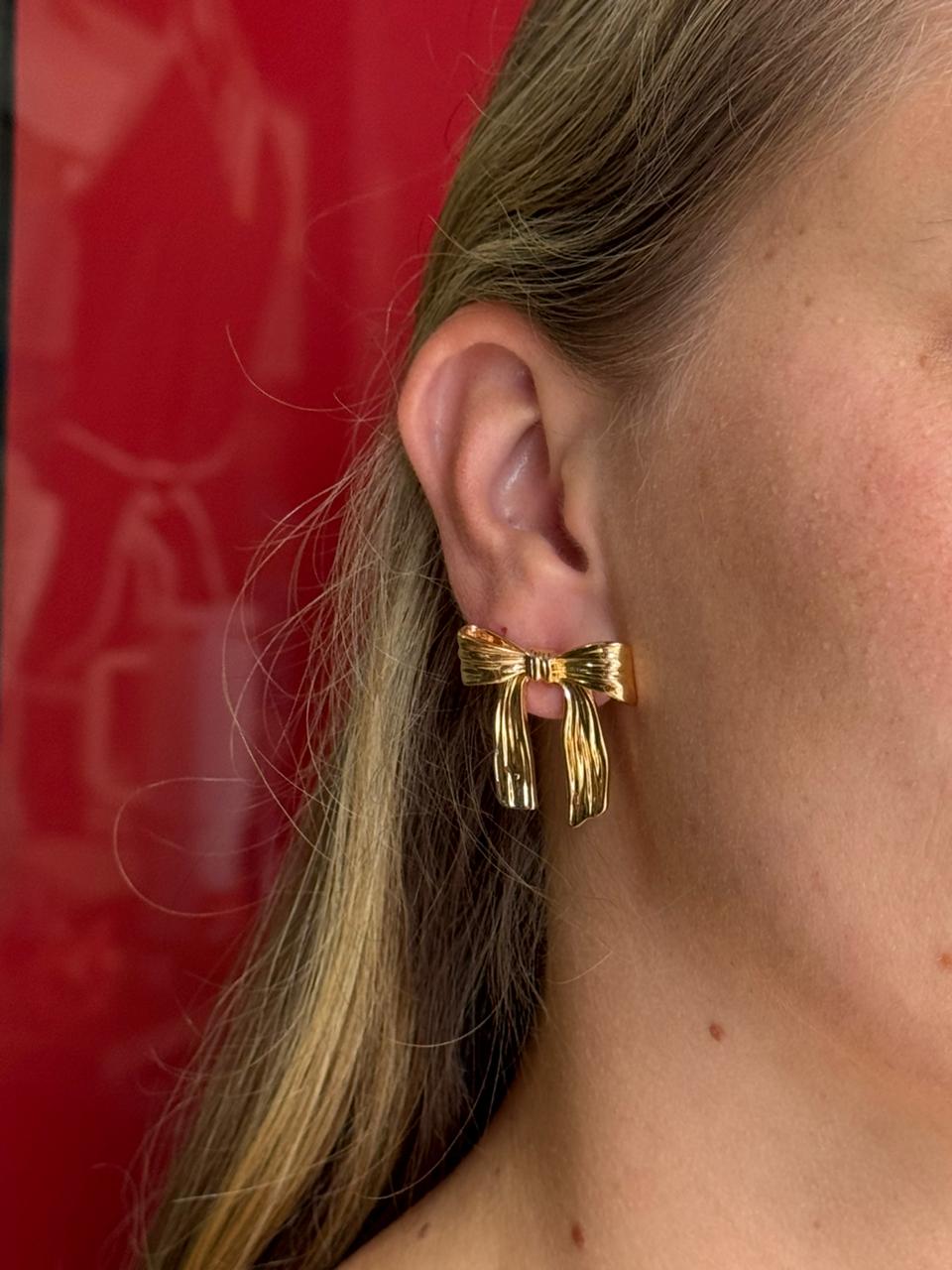 Brinco Laço Dourado Texturizado