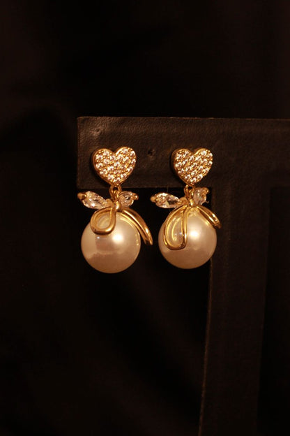 Brinco Coração de Strass Dourado com Pérolas